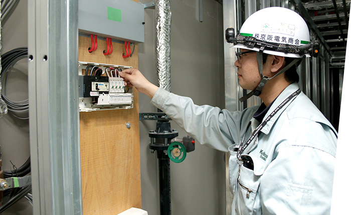 電気設備のチェックの様子